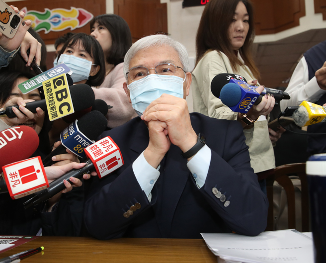 立法院财政委员会27日邀请行政院主计总处主计长朱泽民、中央银行总裁杨金龙（图）、经济部率台湾电力股份有限公司就电价大涨及央行升息对物价波动的影响进行专题报告，并备质询。（刘宗龙摄） 