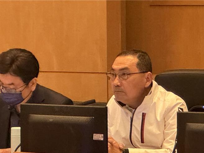 台北市信義區遠東百貨「寶林茶室」傳出食安問題，新北市長侯友宜在市政會議表示已將資訊提供台北市衛生局、衛福部等單位，配合相關調查。（柯毓庭攝）