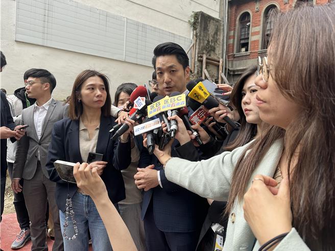 針對寶林茶室疑發生食物中毒事件，衛生局是24日接到新北通知，並隨即前往寶林茶室稽查，不但於26日就勒令信義店停業，現在所有在台北的寶林分店，也全都勒令停業。（丁上程攝）