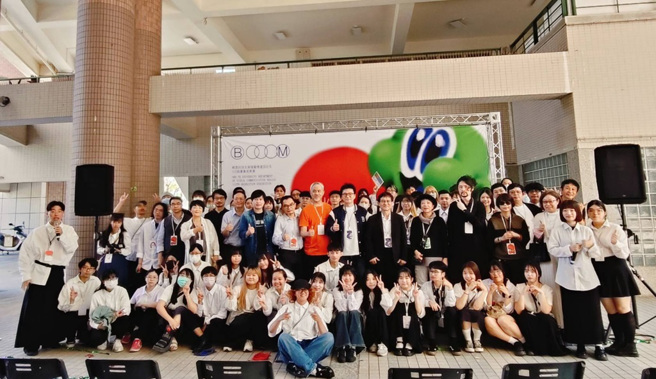 樹科大視傳系113級畢展開幕典禮師生及嘉賓全體合影。（圖／樹德科大提供）