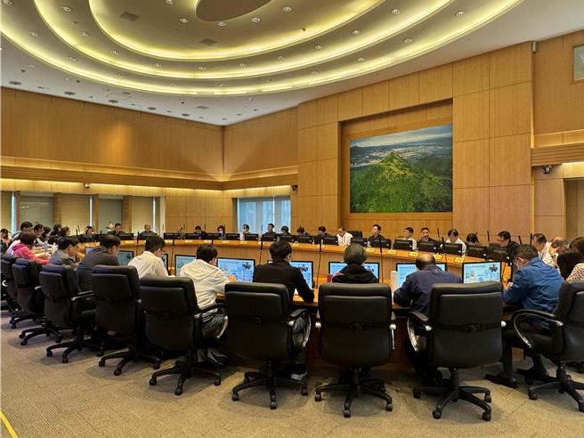 清明連假將近，新北市長侯友宜今（27）日上午在市政會議上關切相關局處針對清明連假的交通疏導作為。（柯毓庭攝）