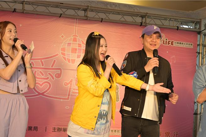 曾志豪（右）跟老婆Meggy一同出席台灣優質生命協會「愛傳承關懷演唱會」。（台灣優質生命協會提供）