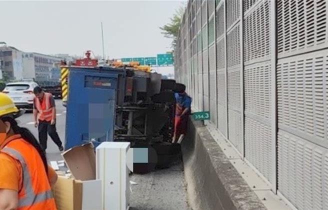 国道1号南向354.2公里楠梓路段27日上午近9时发生一件小货车追撞的交通事故，一辆小货车被撞至翻车。（翻摄照片／林瑞益高雄传真）