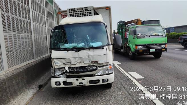 驾驶行经国道1号南向354.2公里楠梓路段，未注意车前状况，发生追撞的交通事故（图为肇事车辆）。（翻摄照片／林瑞益高雄传真）