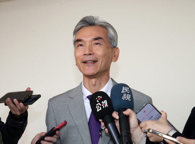 立法院社會福利及衛生環境委員會27日邀請環境部部長薛富盛（圖）就「邁向碳有價時代，碳費擬定時程表及碳費審議委員會之相關內容」進行專題報告，並備質詢，薛富盛於會前受訪。（劉宗龍攝）