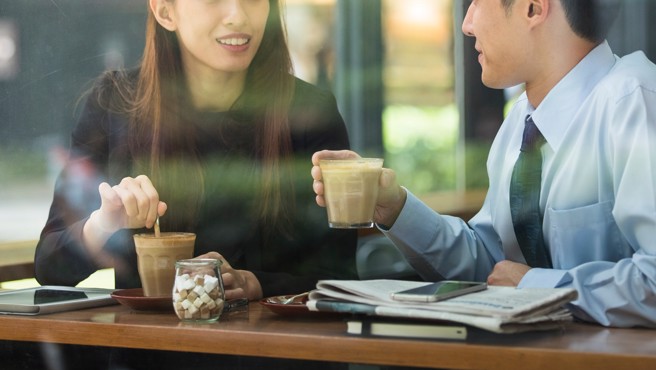 女子和男网友约见面发现许多人第一次见面就会有肢体接触。（示意图，shutterstock／达志）