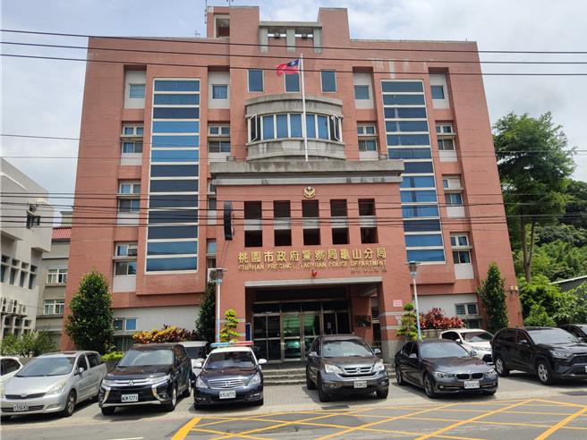 疑似失业的男子到银行，翻开外套亮出插在口袋的玩具枪，银行行员发现后立即报警逮捕。（中时资料照）