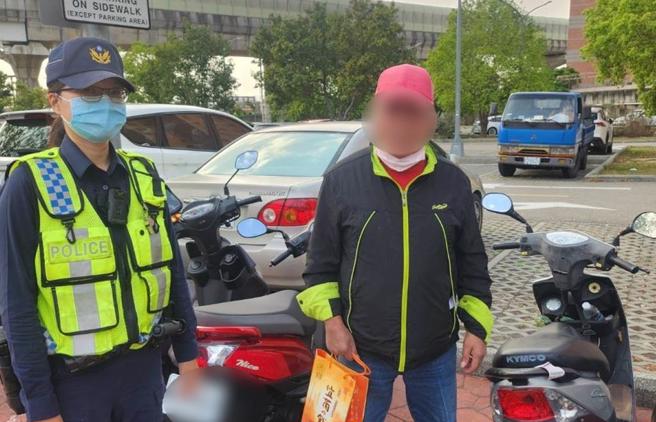 王男花3小時竟遍尋不著機車，警員到場協助只花10分鐘就尋獲，王男深表佩服及感謝。（警方提供／王煌忠台中傳真）