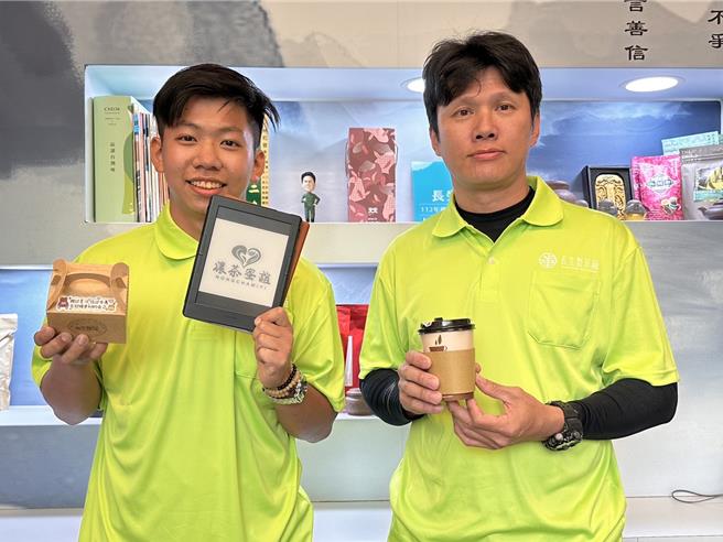 自桃園農工農場經營科畢業的謝丁凱，不直接選擇升學，他進入長生製茶廠工作2年，不僅存到積蓄，還賺到工作經歷。（蔡明亘攝）