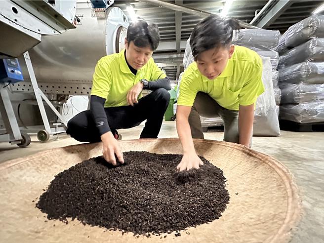 自桃園農工農場經營科畢業的謝丁凱，不直接選擇升學，他進入長生製茶廠工作2年，不僅存到積蓄，還賺到工作經歷。（蔡明亘攝）