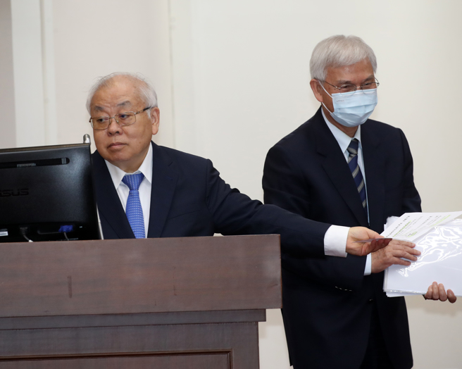立法院财政委员会27日邀请行政院主计总处主计长朱泽民（左）、中央银行总裁杨金龙（右）、经济部率台湾电力股份有限公司就电价大涨及央行升息对物价波动的影响进行专题报告，并备质询。（刘宗龙摄）