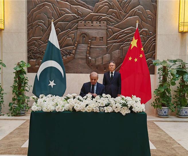 中方對5死恐攻嚴正表態，巴軍方承諾全面徹查。圖為3月26日巴基斯坦總理夏巴茲到大陸駐巴使館在弔唁簿上留言。（中國駐巴基斯坦大使館官網）