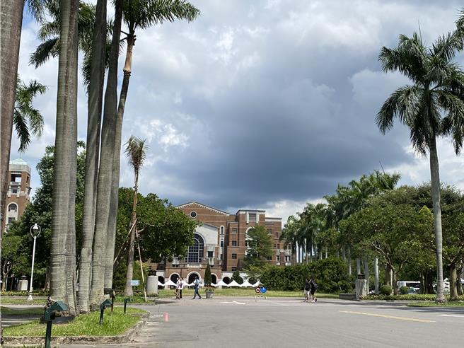 申請入學是各大學最主要的招生管道。（林志成攝）