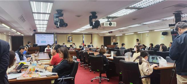 立法院社会福利及卫生环境委员会27日邀请环境部针对「迈向碳有价时代：碳费拟订时程及碳费审议委员会之相关内容」专案报告。（林良齐摄）