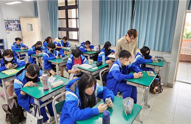 板橋高中「E起趣反毒」APP數位模組宣導授課。（新北市教育局提供）