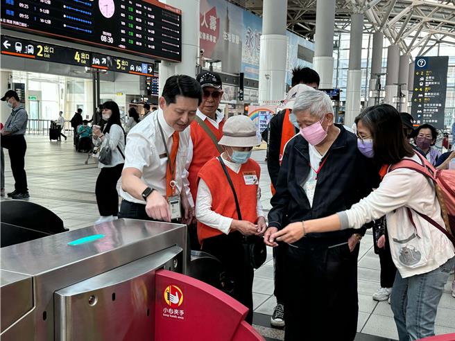 看見沈奶奶（左二戴白帽）如此期待人生第一次搭高鐵，弘道社工更邀請奶奶體驗高鐵站務員協助旅客進站任務。（林雅惠攝）