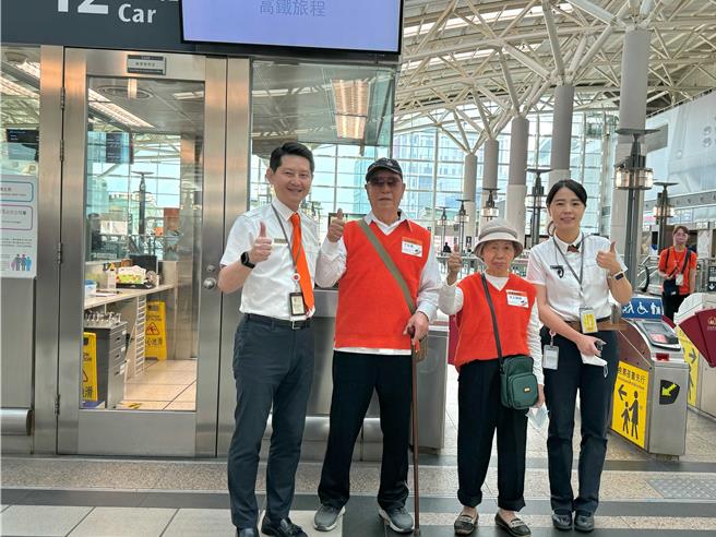 人老心不老！97歲丁爺爺（左二）和76歲沈奶奶（左三）接下「不老站務員」任務，化身高鐵站務員。