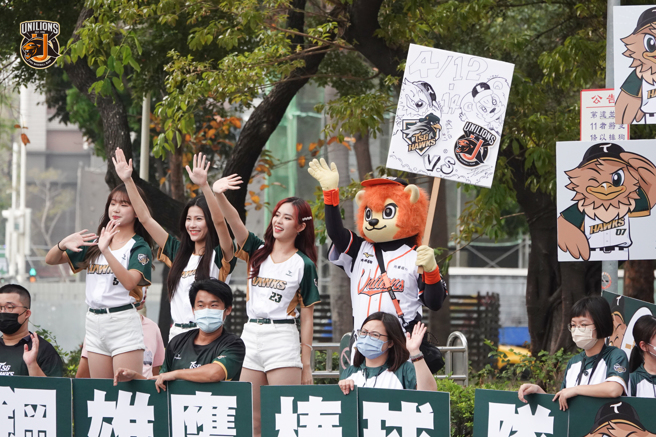 統一獅吉祥物萊恩（後排右）也加入台鋼雄鷹「路口計畫」，希望藉由雙方行銷合作創造雙贏局面。（統一獅提供）