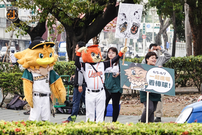 統一獅吉祥物萊恩（中）也加入台鋼雄鷹「路口計畫」，希望藉由雙方行銷合作創造雙贏局面。（統一獅提供）