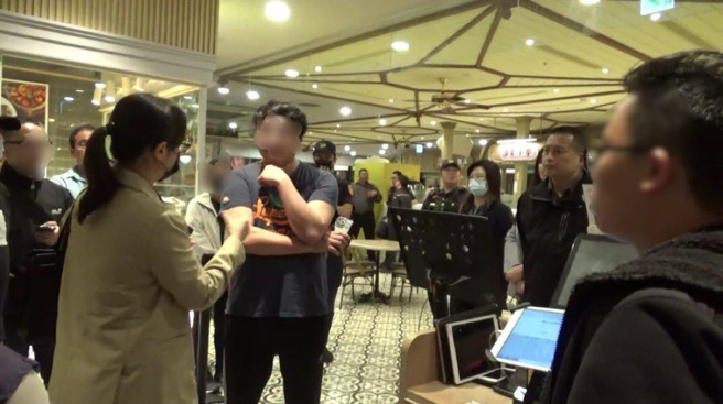 檢察官陳昭蓉會同衛生局、食藥署、信義分局及刑警大隊等，前往寶林茶室A13，進行勘查並檢視衛生局查扣證物。（翻攝畫面）