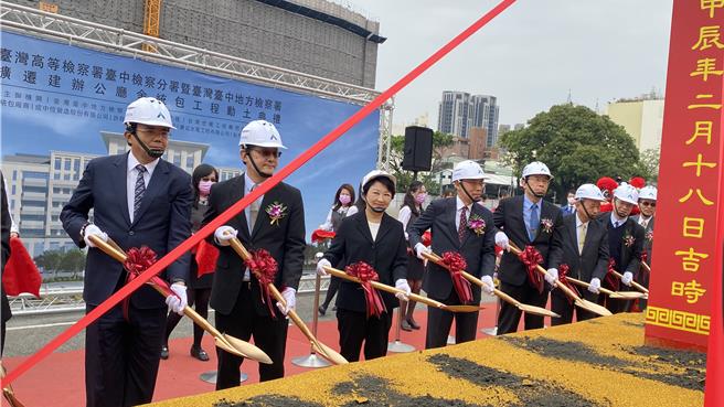 2024年3月27日台中市／台中地区检察大楼27日举行开工典礼，法务部长蔡清祥（左四）及台中市长卢秀燕（左三）等人与会。（陈淑芬摄）