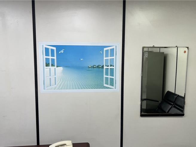 台中地区检察大楼27日举行开工典礼，法务部长蔡清祥致词提及台中检察机关厅舍不足，有检察官在封闭办公室的墙面画窗户来自我安慰，图为该办公室。（台中地检署提供／陈淑芬台中传真）