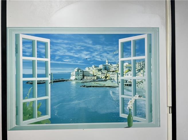 台中地区检察大楼27日举行开工典礼，法务部长蔡清祥致词提及台中检察机关厅舍不足，有检察官在封闭办公室的墙面画窗户来自我安慰，图为该办公室。（台中地检署提供／陈淑芬台中传真）