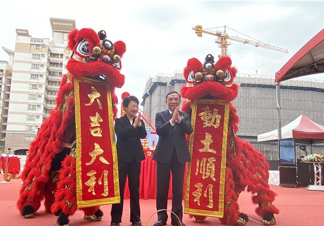 台中地区检察大楼27日举行开工典礼，法务部长蔡清祥（右）及台中市长卢秀燕（左）等人与会。（陈淑芬摄）