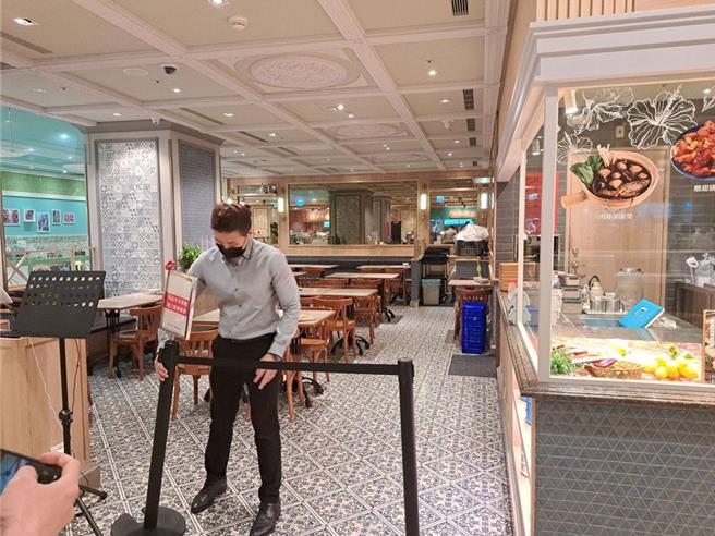 台北市远东百货知名素食店「宝林茶室信义A13」19日起陆续发生9人用餐后身体不适就医，已传出有受害者送医后不治身亡的消息。（陈君玮摄）