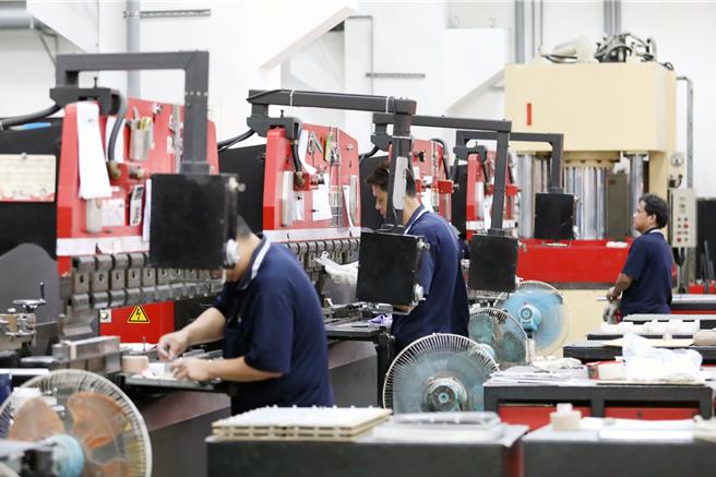 新北市政府广邀50家友善环境之金融机构，参与「新北永续贷」计画，并预计4月8日截止合作银行投件。（新北市经发局提供／刘玮晴新北传真）