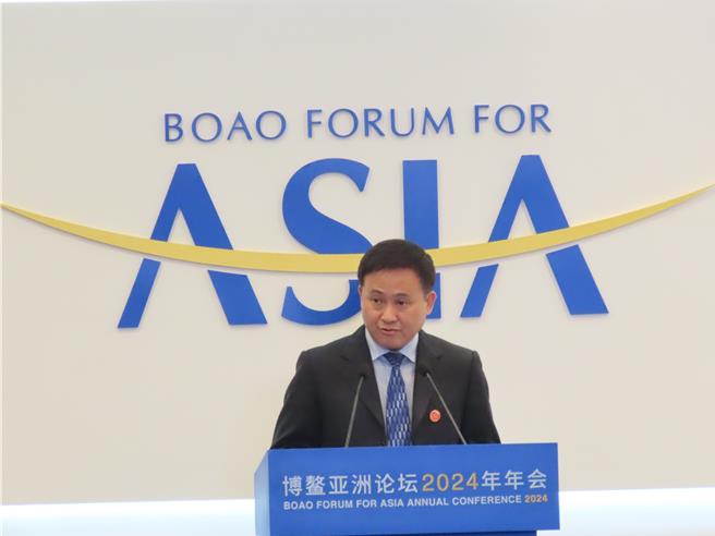 大陆央行行长潘功胜27日上午出席博鳌亚洲论坛2024年年会分论坛「深化亚洲金融合作」致词。（朱绍圣摄）