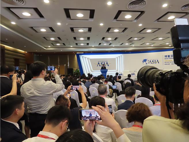 大陆央行行长潘功胜27日上午出席博鳌亚洲论坛2024年年会分论坛「深化亚洲金融合作」致词，吸引眾多中外媒体採访。（朱绍圣摄）