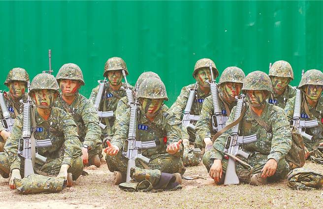 许多科技业人士认为，军中学习到的人际关系技巧应用到民间公司会很吃香。（示意图／资料照）