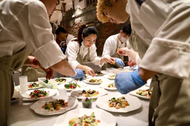 食材採用由高雄永安区新港社区的白虾及石斑鱼、六龟区新发社区的山茶…等多个社区产品。（图片来源：高雄市农业局提供）