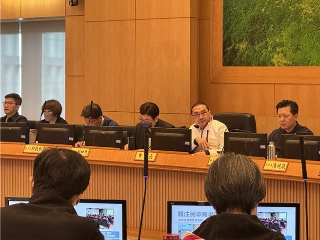 台北市信義區遠東百貨「寶林茶室」事件釀兩死，台北市長蔣萬安說食材已追溯到新北市，新北市長侯友宜則說新北全力配合，將這些產品立即下架、處理。（柯毓庭攝）