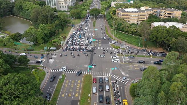 市府舉辦交通改善小組第12次會議，會中決議通過介壽路交通改善方案，力拼今年6月底前工程發包、暑假動工。圖為介壽路與力行路（園區一路）口。（新竹市政府提供／王惠慧新竹傳真）