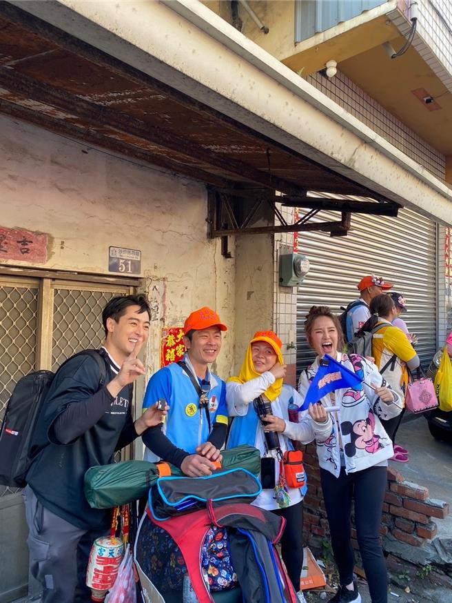 張齡予（右）遇到剛化療結束的婦人，情緒激動的落淚。（三立提供）