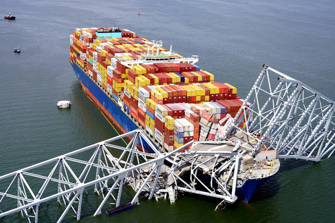 撞斷美國巴爾的摩凱伊橋的貨輪DALI號，2016年曾撞壞比利時安特衛普港的碼頭。圖為DALI號撞斷凱伊橋後的畫面。（圖／路透社）