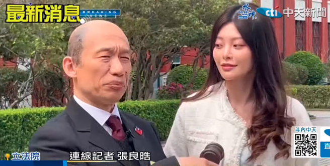 郭子乾今化身「韓國魚」（左）前往立院拍片。（圖 / 擷取自中天新聞YouTube）