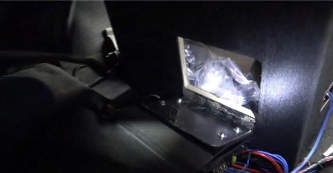 警方於音響中搜到大量毒品。（翻攝照片／洪靖宜高雄傳真）