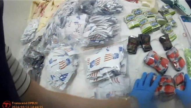 警方於呂女小港區住處查獲大量毒品。（翻攝照片／洪靖宜高雄傳真）