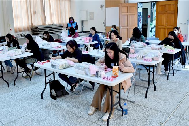 花莲吉安乡公所培育原住民妇女一技之才，在中央原住民族职业训练运用计画支持下，开办「美甲初级检定班」，培训15位部落妇女学习新技艺，为其求职增能，创造竞争力。（吉安乡公所提供／罗亦晽花莲传真）