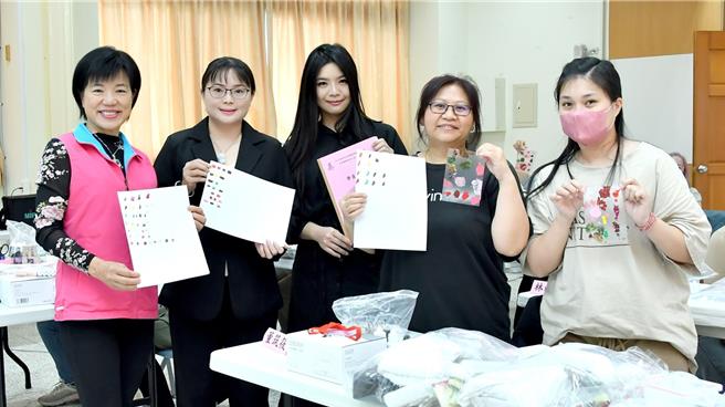 花莲吉安乡公所在中央原住民族职业训练运用计画支持下，开办「美甲初级检定班」，培训15位部落妇女学习新技艺，乡长游淑贞（左一）日前到课堂里视察学习内容，并祝福学员顺利考取证照。（吉安乡公所提供／罗亦晽花莲传真）