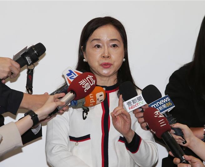 兒盟今日召開記者會，針對教育部、衛福部提出的缺失說明，資深媒體人周玉蔻也現身會場。（王英豪攝）