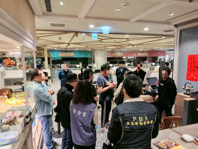 醫師蘇一峰直言，食物中毒後死亡的2名個案很不可思議。圖為衛生局稽查狀況。（圖／北市衛生局提供）