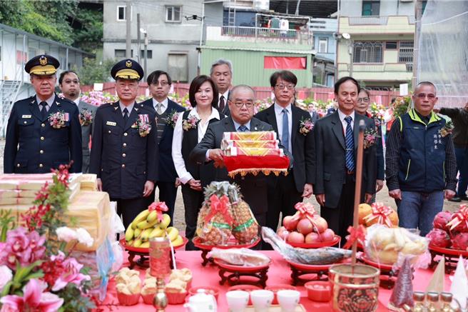 為配合軍港西遷，基隆港警總隊新的辦公廳舍27日舉行動土開工典禮，基隆港務分公司總經理高傳凱（前中）、基隆港務警察總隊長林温柔（中排左起）、內政部警政署長黃明昭、基隆市政府副市長邱佩琳、內政部主任祕書黃駿逸、交通部航港局北部航務中心主任張德義、彥韋營造工程股份有限公司董事長游啟東等人共同出席。（基隆港務分公司提供／張志康基隆傳真）