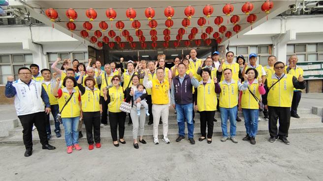 余文忠與支持者、親友們共同在市公所前合影。（余文忠提供／李京昇苗栗傳真）