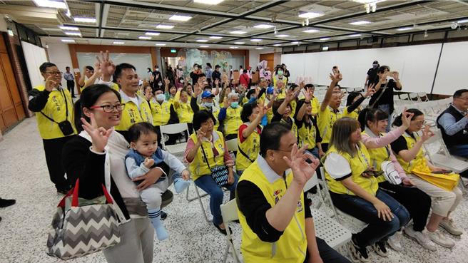 支持者與親友團們比出3。（余文忠提供／李京昇苗栗傳真）