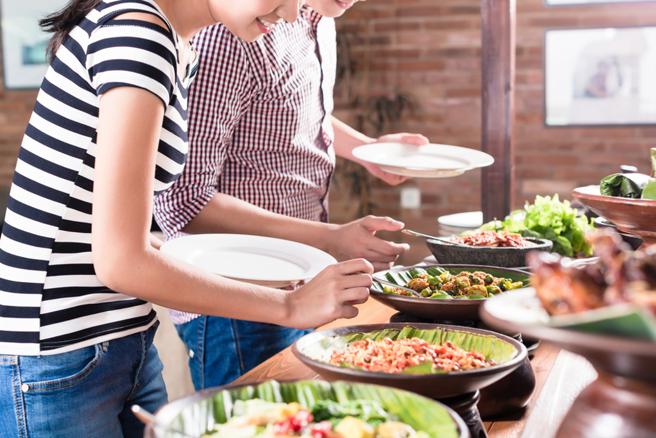 生、熟食不放一起，碰到生食后的餐具、手要充分清洗，避免食物中毒。（示意图／Shutterstock/达志）