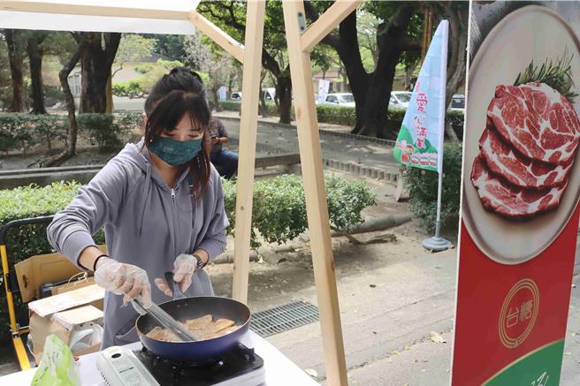 台糖油品事業部27日在嘉義縣蒜頭糖廠舉辦「加油列車、愛心滿載」公益活動，免費招待在地200名長輩吃台糖安心豚產品。（呂妍庭攝）